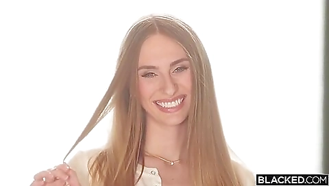 Hot kleioe sex with sexy body gets her pussy