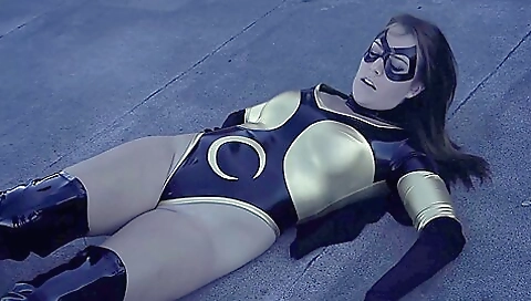 Milfrta and feet in the bathroom by foot girls